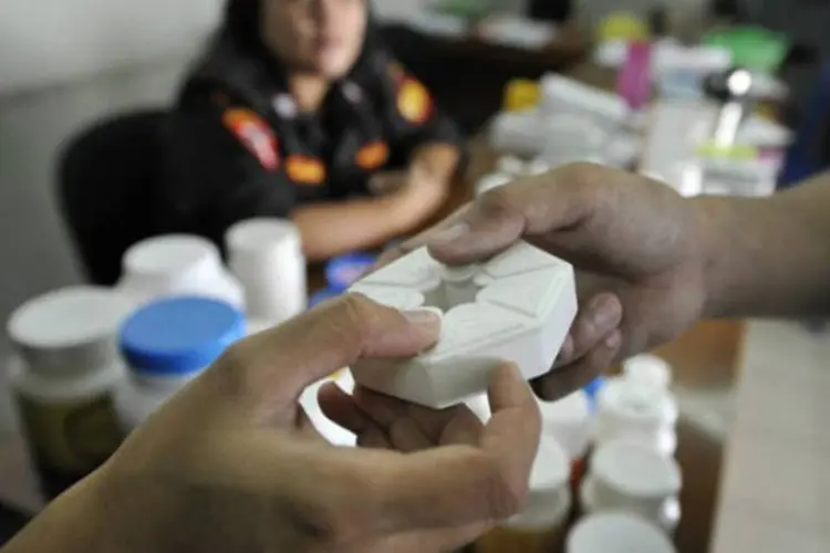 Ex-usuário de drogas recebe medicamentos antitrretrovirais em Jacarta (AFP / Romeo Gacad)