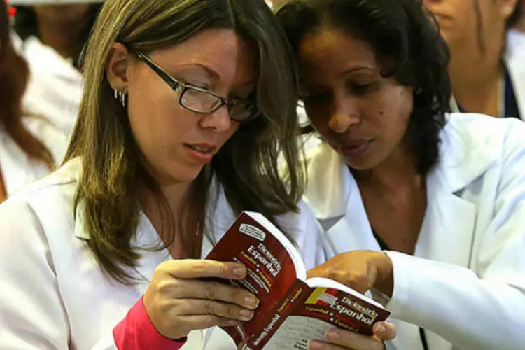 
	M&eacute;dicas cubanas consultam dicion&aacute;rio: somando as quatro etapas do Mais M&eacute;dicos, o&nbsp;estado&nbsp;de S&atilde;o Paulo recebeu 2,1 mil m&eacute;dicos
 (Erasmo Salomão/Ministério da Saúde)