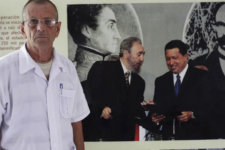 Médico cubano Gerardo Rodriguez posa antes de viagem à África: 83 profissionais de saúde serão divididos entre Libéria (49) e Guiné (34) (Enrique De La Osa/Reuters)