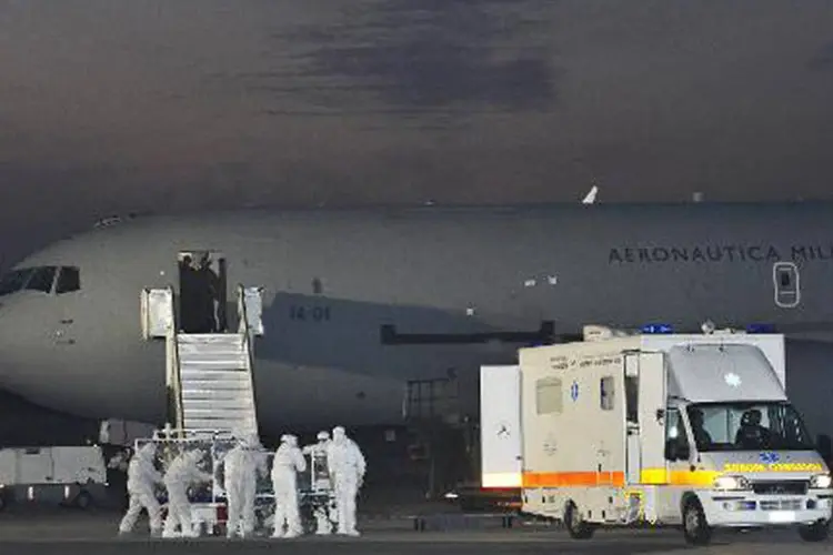 Médico desembarca em aeroporto militar: ele trabalhava para ONG italiana em Serra Leoa (AFP)