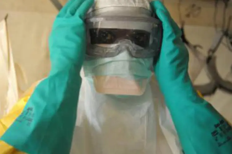 Médico se prepara para atender a pacientes com febre ebola, na Guiné: organizações anunciaram cursos de formação e uma campanha sobre informações (AFP)