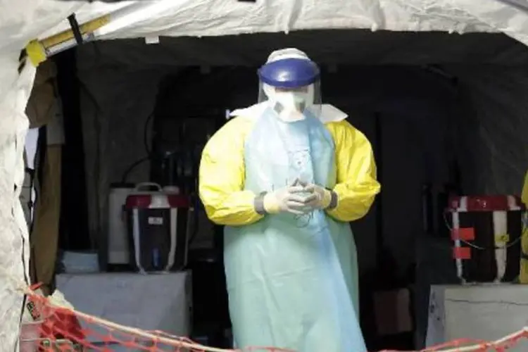 Médico em unidade de tratamento contra o ebola em Monróvia, Libéria: ONU disse que continente africano está longe de acabar com a epidemia de ebola (Evan Schneider/AFP)