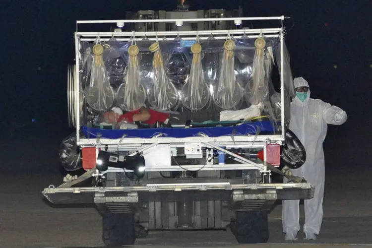 Médico italiano com ebola desembarca no aeroporto militar de Pratica di Mare, ao sul de Roma (Italian Airforce/Handout via Reuters)