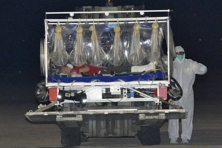 Médico italiano com ebola desembarca no aeroporto militar de Pratica di Mare, ao sul de Roma (Italian Airforce/Handout via Reuters)