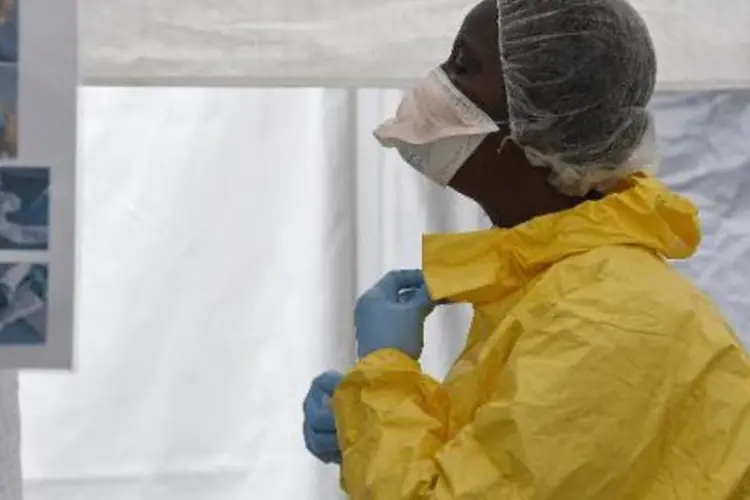 
	Funcion&aacute;rio da M&eacute;dicos sem Fronteiras usa a roupa de prote&ccedil;&atilde;o contra o ebola, na Lib&eacute;ria
 (Pascal Guyot/AFP)