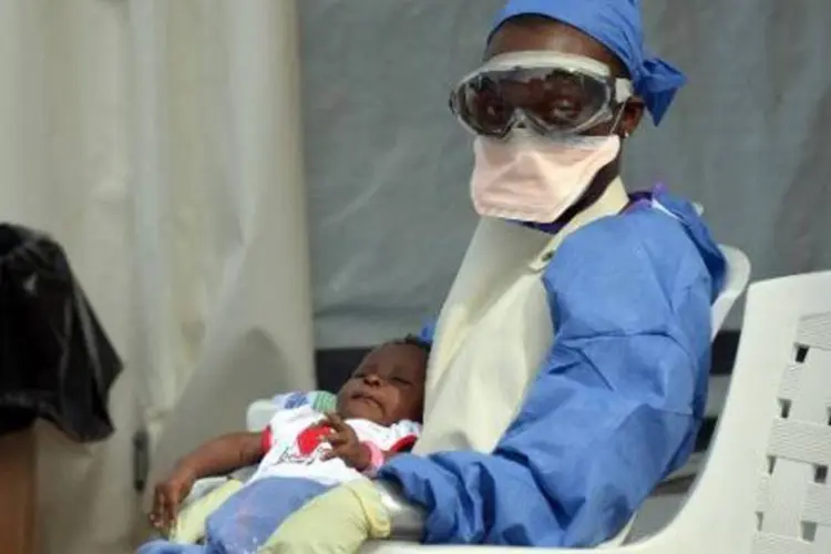 
	Ebola: OMS espera que dezenas de milhares de pessoas na &Aacute;frica Ocidental comecem a receber as vacinas a partir de janeiro
 (Zoom Dosso/AFP)