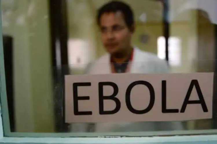 Médico filipino em um quarto de isolamento para pacientes com ebola (Ted Aljibe/AFP)
