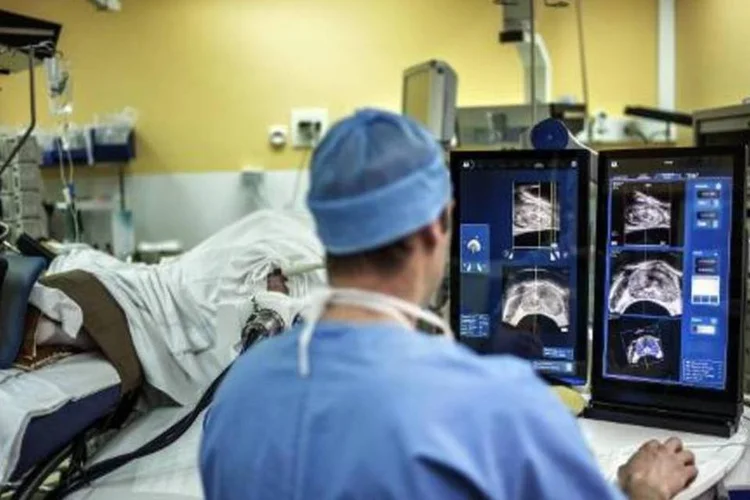 
	M&eacute;dico observa exames: &quot;m&eacute;dicos e especialistas precisam conhecer e valorizar as oportunidades oferecidas pelo sistema p&uacute;blico de sa&uacute;de&quot;, disse a presidente chilena
 (Jeff Pachoud/AFP)