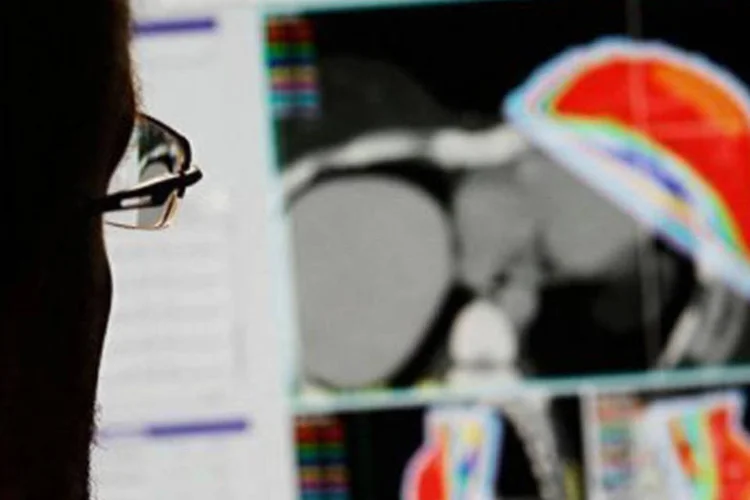 
	M&eacute;dico analisa exame:&nbsp;mais de 70% dos usu&aacute;rios que procuraram atendimento de emerg&ecirc;ncia nos &uacute;ltimos dois anos enfrentaram problemas&nbsp;
 (Chris Hondros/Getty Images/AFP)