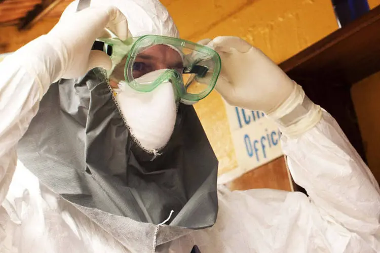 Médico Kent Brantly com proteção em um campo de tratamento de ebola na Morávia, Libéria (Samaritans Purse/Divulgação via Reuters)