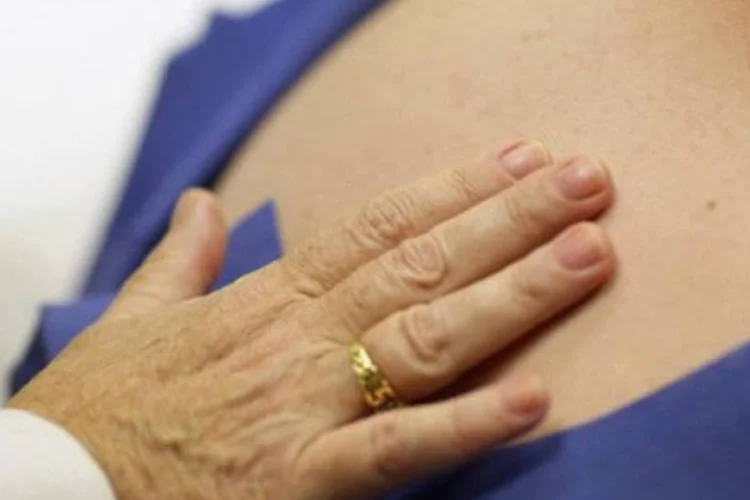 
	M&eacute;dico analisa paciente: as entidades m&eacute;dicas avaliam que as redes assistenciais n&atilde;o acompanharam o aumento significativo no volume de clientes dos planos de sa&uacute;de
 (Joe Raedle/AFP)