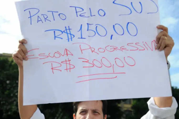 Médico segura cartaz durante protesto da categoria: em São Paulo, os médicos fazem protesto contra os planos e seguros de saúde (Tânia Rêgo/ABr)