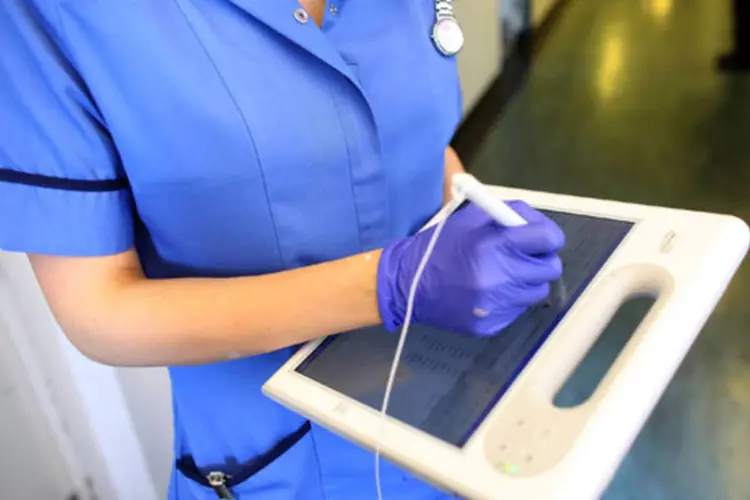 Médico usando tablet em hospital (Getty Images)
