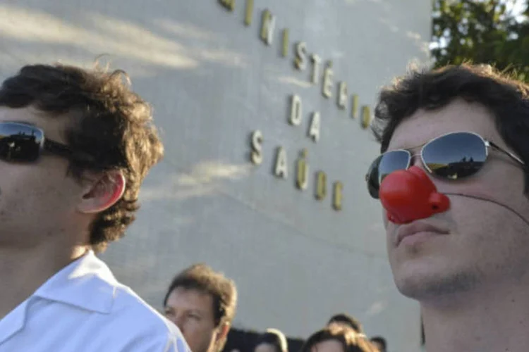 
	Protesto em frente ao Minist&eacute;rio da Sa&uacute;de, em Bras&iacute;lia: estudantes pedem defini&ccedil;&atilde;o quanto &agrave; administra&ccedil;&atilde;o do hospital, que passou &agrave; responsabilidade da Empresa Brasileira de Servi&ccedil;os Hospitalares em janeiro deste ano
 (Valter Campanato/ABr)