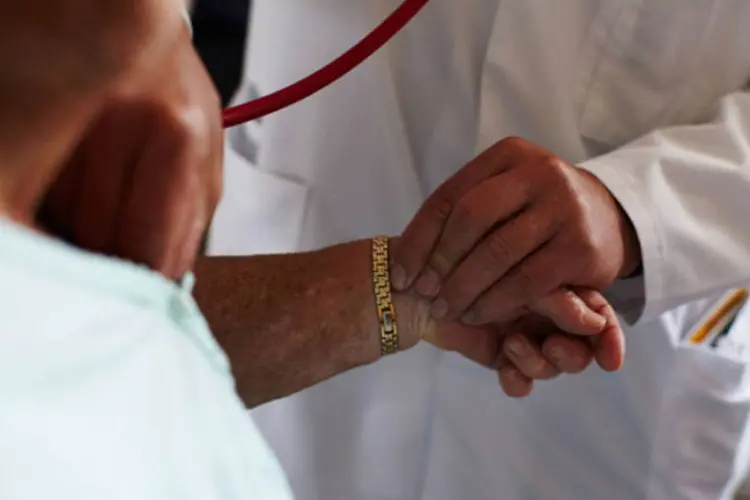 
	M&eacute;dico medindo a press&atilde;o de paciente em hospital: os filhos, tr&ecirc;s homens e uma mulher, foram hospitalizados e est&atilde;o acompanhados pela m&atilde;e
 (Getty Images/Carsten Koall)