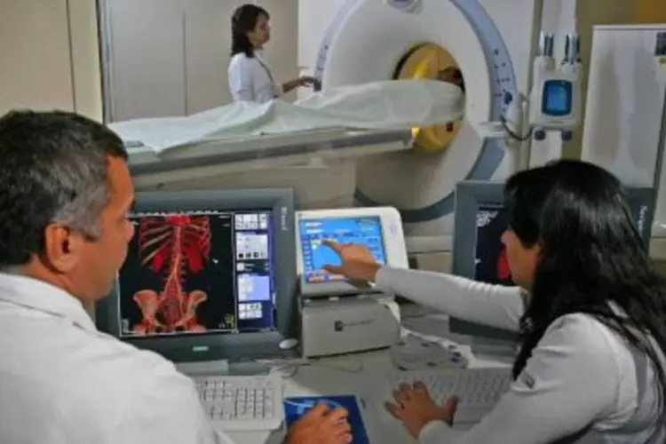 Médicos analisando paciente em São Paulo: governo quer os profissionais em cidades mais distantes  (.)