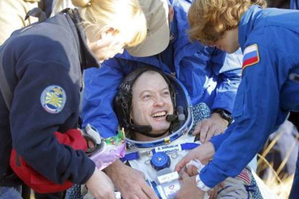Astronautas russos e americano retornam para a  Terra