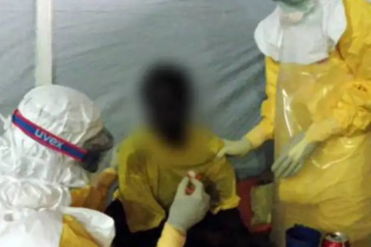 
	M&eacute;dicos atendem um paciente com Ebola: financiamento ainda &eacute; escasso
 (AFP)