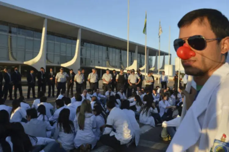 Profissionais da saúde fazem protesto em Brasília contra o Programa Mais Médicos, do governo federal (Valter Campanato/ABr)