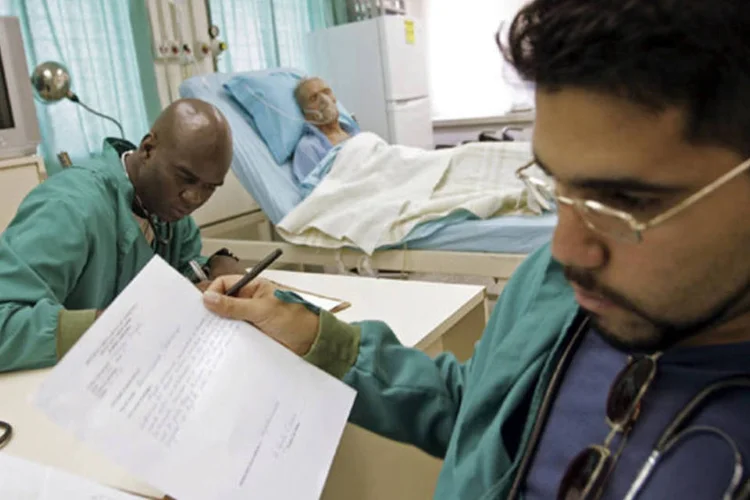 
	M&eacute;dicos cubanos atendem em cl&iacute;nica na Venezuela: sal&aacute;rios de m&eacute;dicos e enfermeiros ter&atilde;o aumentos que variam de 100 a quase 200 por cento
 (Mario Tama/ Getty Images)