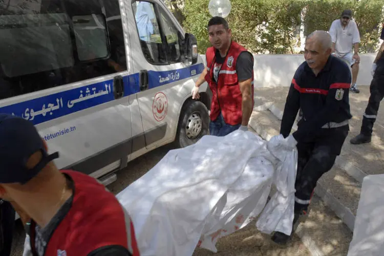 Médicos transportam corpo de vítima de atentado em Sousse (Reuters)