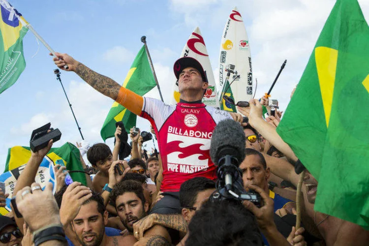 
	Gabriel Medina comemora t&iacute;tulo mundial: marcas homenagearam o jovem surfista
 (Kirstin Scholtz/ASP/Fotos Públicas)