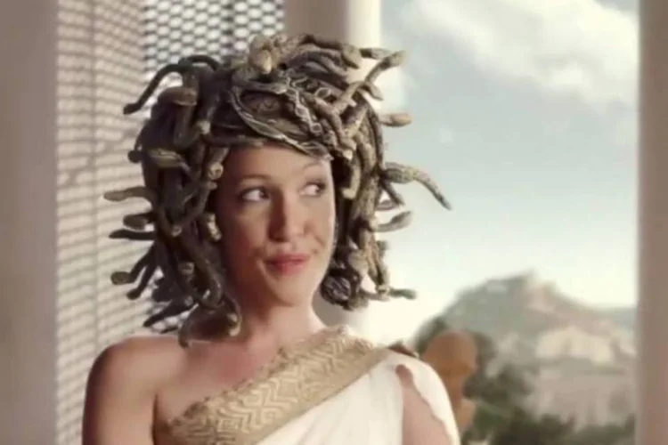 Medusa estrela campanha da OLX: no filme, ela reclama que a casa está bagunçada, cheia de coisas espalhadas e por isso não consegue tempo para cuidar de seus cabelos (Reprodução/YouTube/OLXBrasil)