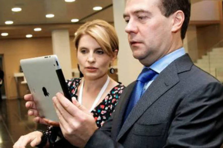 O premiê russo, Dmitry Medvedev, segura um iPad: Rússia não planeja aplicar sanções contra as empresas americanas de alta tecnologia (Dmitry Astakhov/AFP)