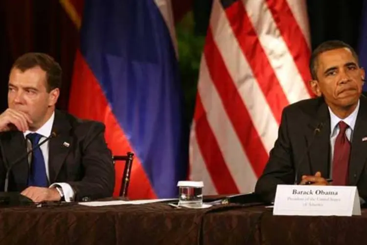 Os presidentes Dmitri Medvedev e Barack Obama: acordo militar entre Rússia e EUA (Pool/Getty Images)