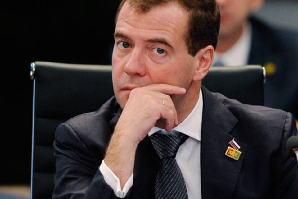 Medvedev se reúne com oposição para discutir reformas