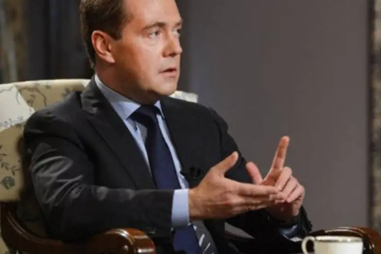 
	O primeiro-ministro russo Dmitri Medvedev: ele&nbsp;disse que o pa&iacute;s n&atilde;o pretende vender os euros e que deseja que a moeda europeia permane&ccedil;a como divisa de reserva est&aacute;vel
 (Natalia Kolesnikova/AFP)