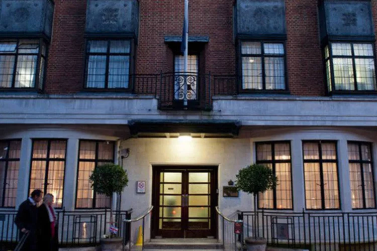 
	Fachada do hospital King Edward VII: locutores ligaram para o hospital e imitaram a rainha Elizabeth II e seu filho, o pr&iacute;ncipe Charles, para tentar obter informa&ccedil;&otilde;es sobre Kate
 (Will Oliver/AFP)