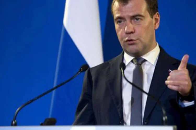 Medvedev concede uma entrevista coletiva em Paris: "consideramos não ser conveniente interferir nos assuntos internos de nações soberanas", observou o premiê (©AFP / Martin Bureau)
