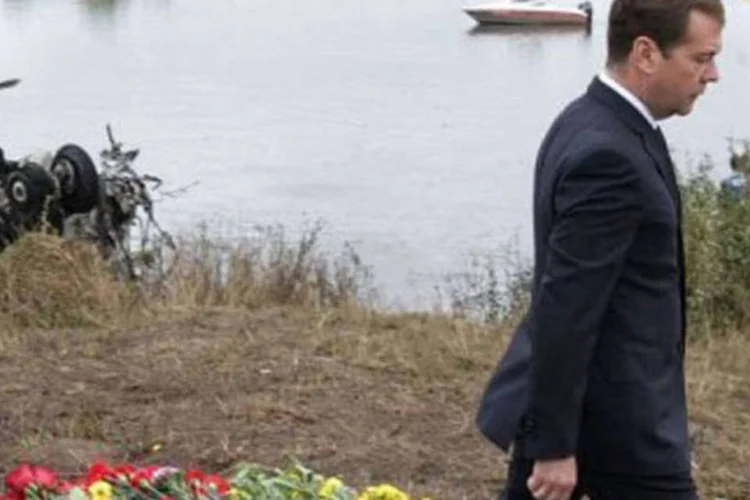 Medvedev visita local da tragédia na cidade de Yaroslavl: "destinamos mais recursos financeiros, mas a situação continua sendo ruim" (Maxim Shipenkov/AFP)