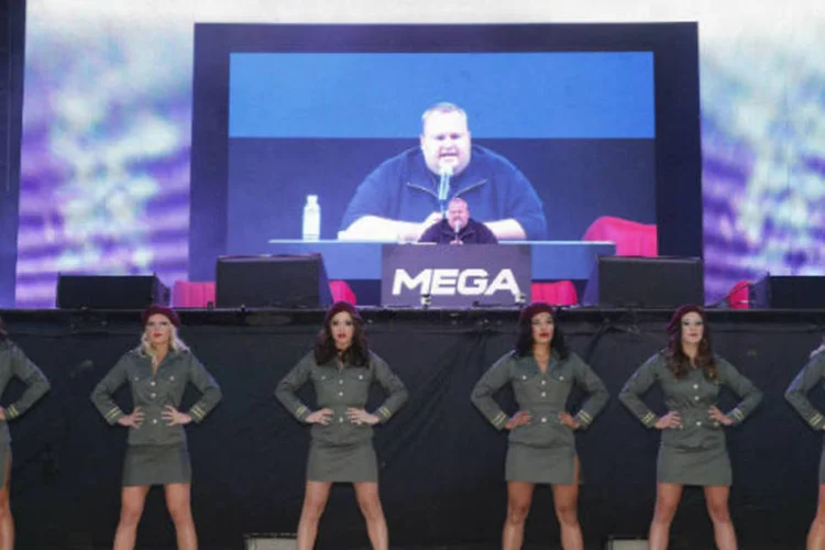 
	O fundador do Megaupload Kim Dotcom (C) lan&ccedil;a o seu novo site de compartilhamento de arquivos, o Mega, em Auckland
 (REUTERS / Nigel Marple)