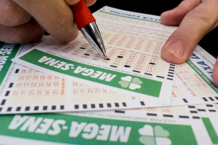 Loteria: pessoa preenche cartelas da Mega-sena (Rafael Neddermeyer/Fotos Públicas)