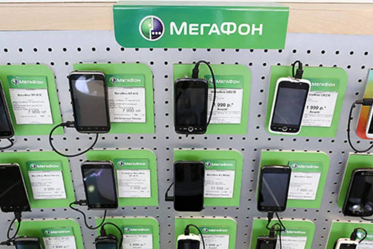 
	Smartphones s&atilde;o expostos em loja da Megafon na R&uacute;ssia: a finalidade &eacute; revender os aparelhos por meio de sua rede de varejo
 (Andrey Rudakov/Bloomberg)