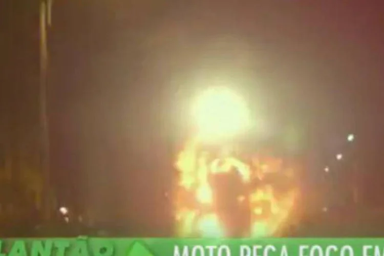 Chamada criativa para Motoqueiro Fantasma 2: o "Plantão Megapix" mostra o motoqueiro sendo perseguido por policiais até que algo inesperado acontece (Reprodução/YouTube)