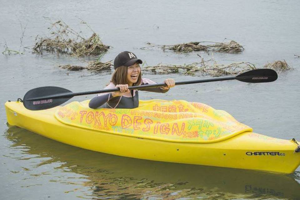 Artista que produziu caiaque em forma de vagina é presa
