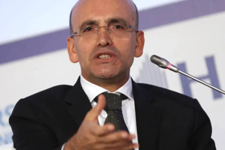Ministro das Finanças turco: Simseke afirmou que a rápida alta da lira depois que o banco central elevou todas as suas principais taxas de juros mostrou que a Turquia reconquistou credibilidade nos mercadoS (Murad Sezer/Reuters)