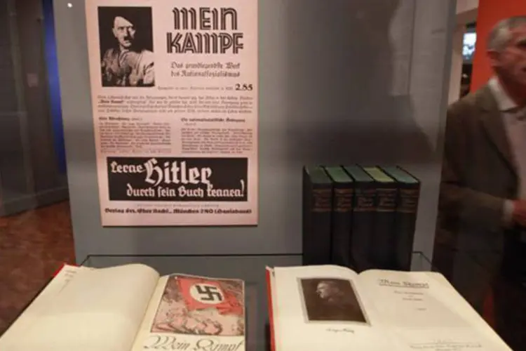 Cópias do livro Mein Kampf: mesmo livros dedicados a Bauer foram vendidos por 25 mil dólares pela casa de leilões londrina Bonhams, em 2012 (Fabrizio Bensch/Reuters)
