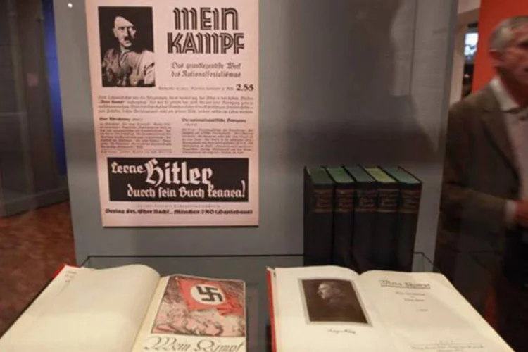 Cópias do livro Mein Kampf: mesmo livros dedicados a Bauer foram vendidos por 25 mil dólares pela casa de leilões londrina Bonhams, em 2012 (Fabrizio Bensch/Reuters)