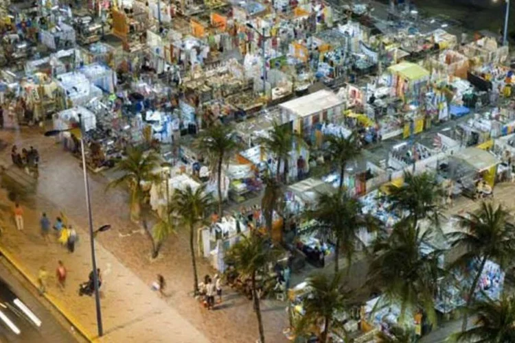 Feira de artesanato na praia em Fortaleza: militares estão patrulhando a orla  (Divulgação)