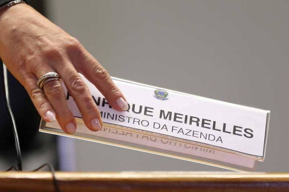 Sem anúncio de medidas, juros fecham em ligeira alta