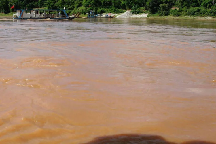 Rio Mekong:  a ponte foi aberta ao tráfego às 11h11 desta sexta-feira, 11 de novembro de 2011, data que, segundo crenças locais, traz bons presságios (Guang Niu/Getty Images)
