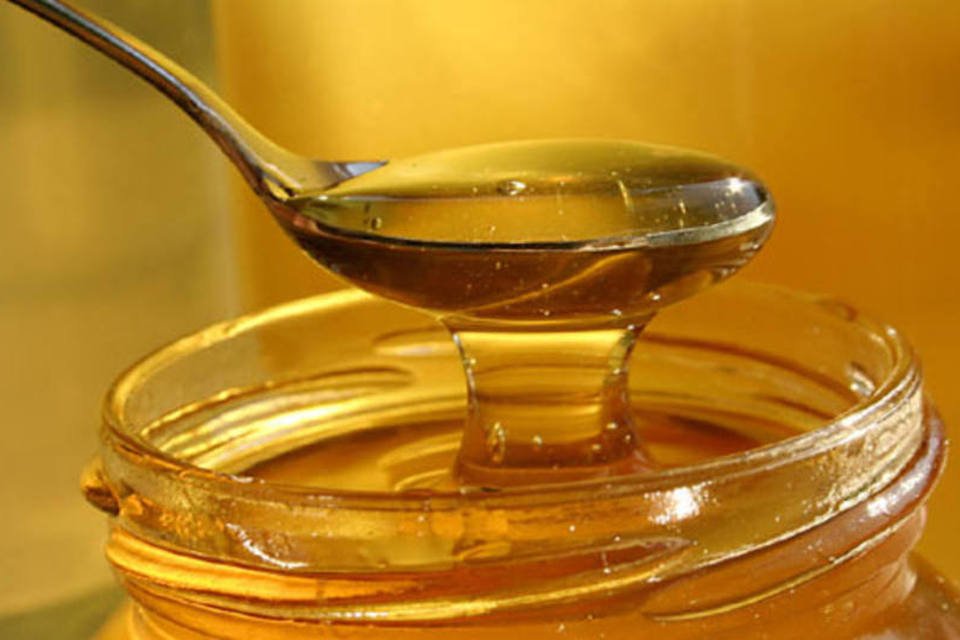 Apesar do alto teor calórico, mel traz diversos benefícios para a saúde