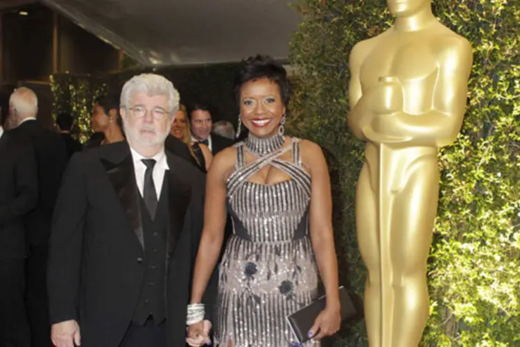 Cineasta George Lucas e a empresária Mellody Hobson chegam a evento da Academia de Artes e Ciências Cinematográficas, em Hollywood, em dezembro de 2012 (Fred Prouser/Reuters)
