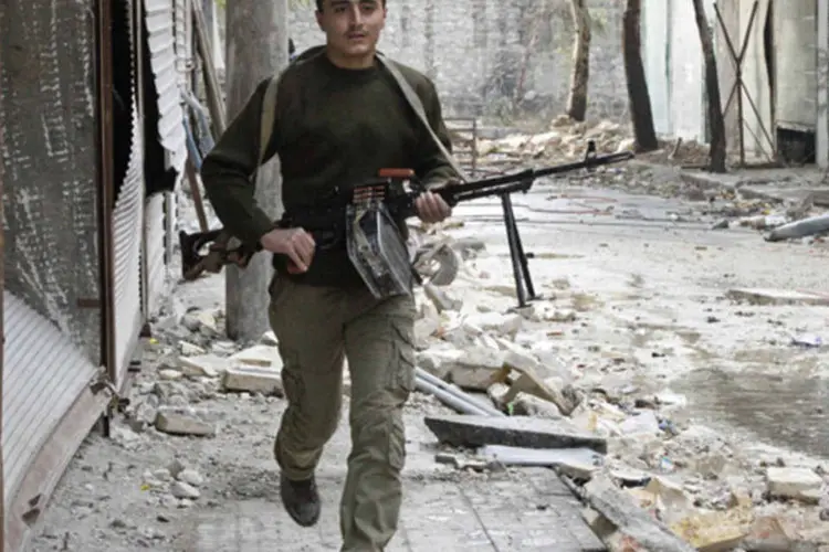 Membro do Exército Livre Sírio foge: anteriormente, o Exército tinha acusado "grupos terroristas armados" de terem interrompido a trégua em várias províncias do país (REUTERS)