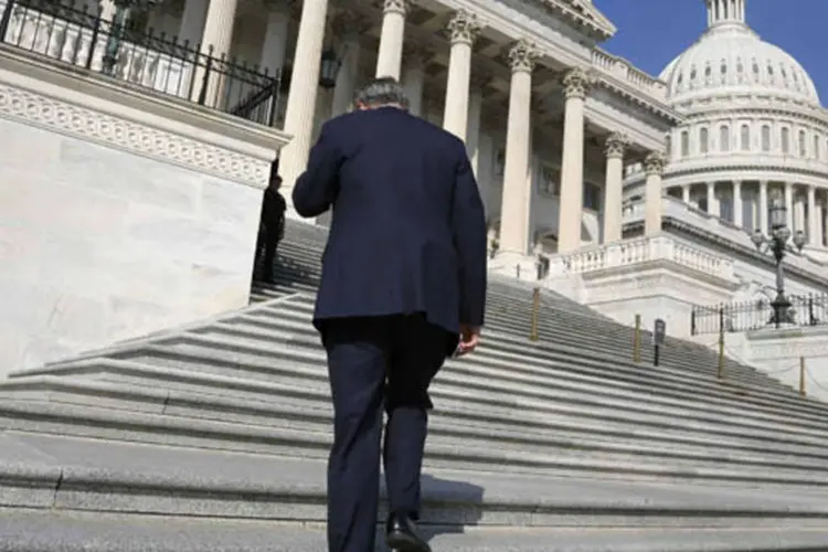 Membro da Câmara dos Deputados dos Estados Unidos fala ao celular enquanto retorna para votação no Capitólio, em Washington (Jonathan Ernst/Reuters)