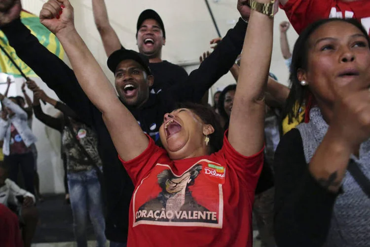 Membros do MST comemoram o resultado das eleições presidenciais de 2014, que garantiu a vitória de Dilma Rousseff (PT) (Nacho Doce/Reuters)
